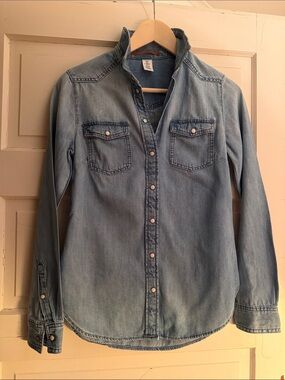 & Denim. Light Denim shirt with cute buttons. Super soft fabric. Fitted.